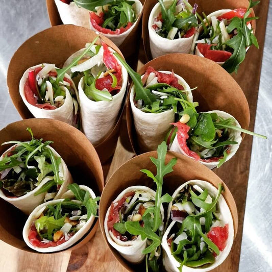 Glutenvrij // Wrap carpaccio (Parmezaan, rucola, pijnboompitten, cocktailsausen ui)