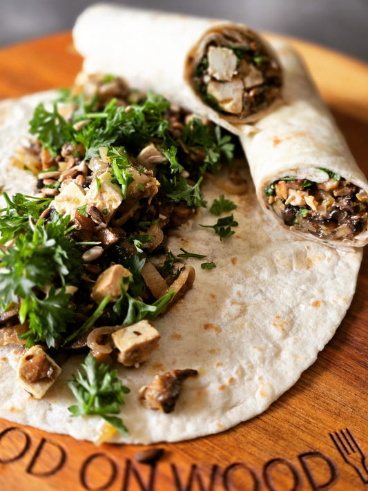 Glutenvrij // Wrap Vega (champignons, feta, pijnboompitten, peterselie, ras el hanout)